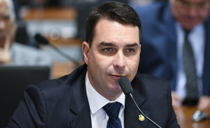 MP do RJ denuncia Flávio Bolsonaro por organização criminosa, peculato e lavagem de dinheiro