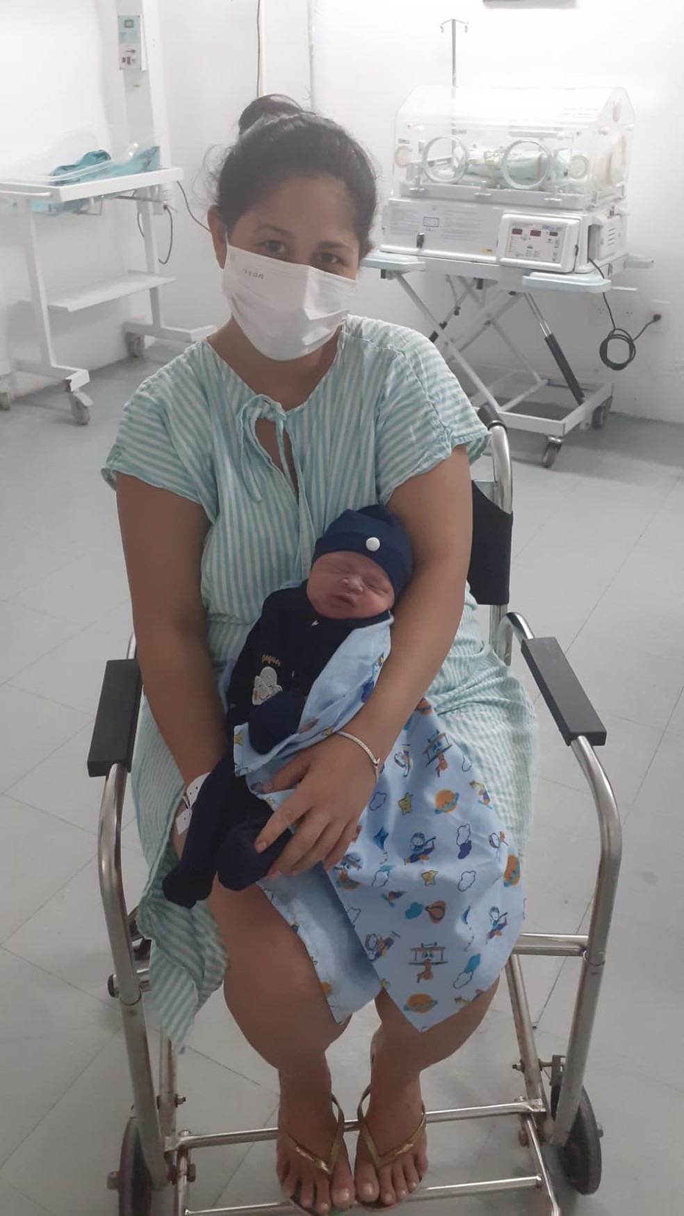 Bebê nasce dentro de carro de passeio, em Caruaru