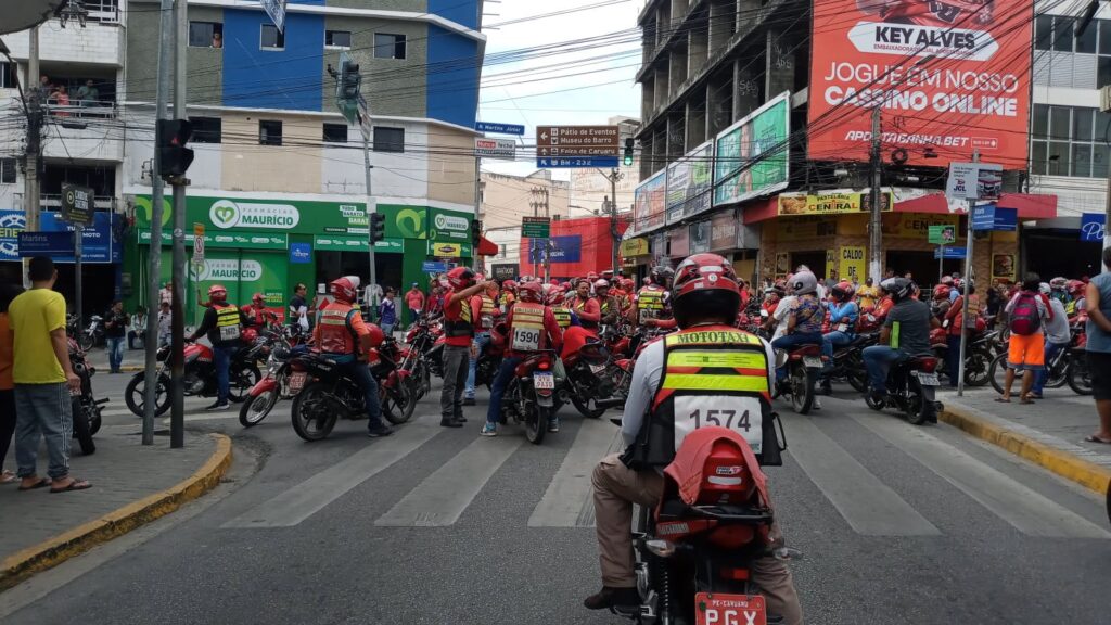 Profissionais realizam manifesto e fecham ruas no Centro da cidade.(Imagem: Dido Montenegro) 
