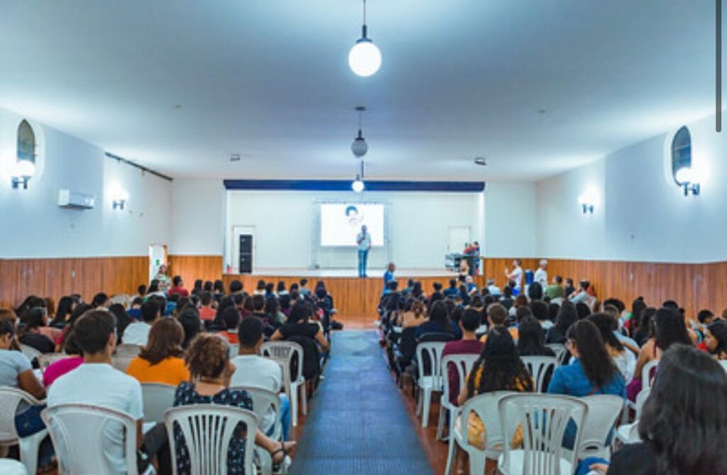 As aulas acontecem aos sábados, no auditório da antiga Fafica. (Imagem: Elvis Edson)