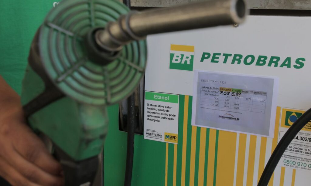 A plataforma recebe informações a respeito de valores abusivos cobrados em postos de gasolina. (Imagem: Fábio Rodrigues / Agência Brasil)