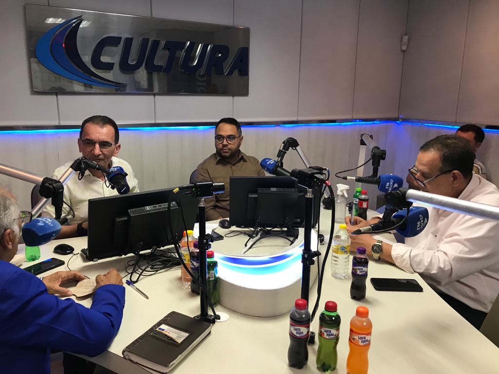 Rui Lira, Davi Cardoso e Américo Rodrigo participaram do primeiro Paredão Mesa Redonda. (Foto: Rádio Cultura do Nordeste)