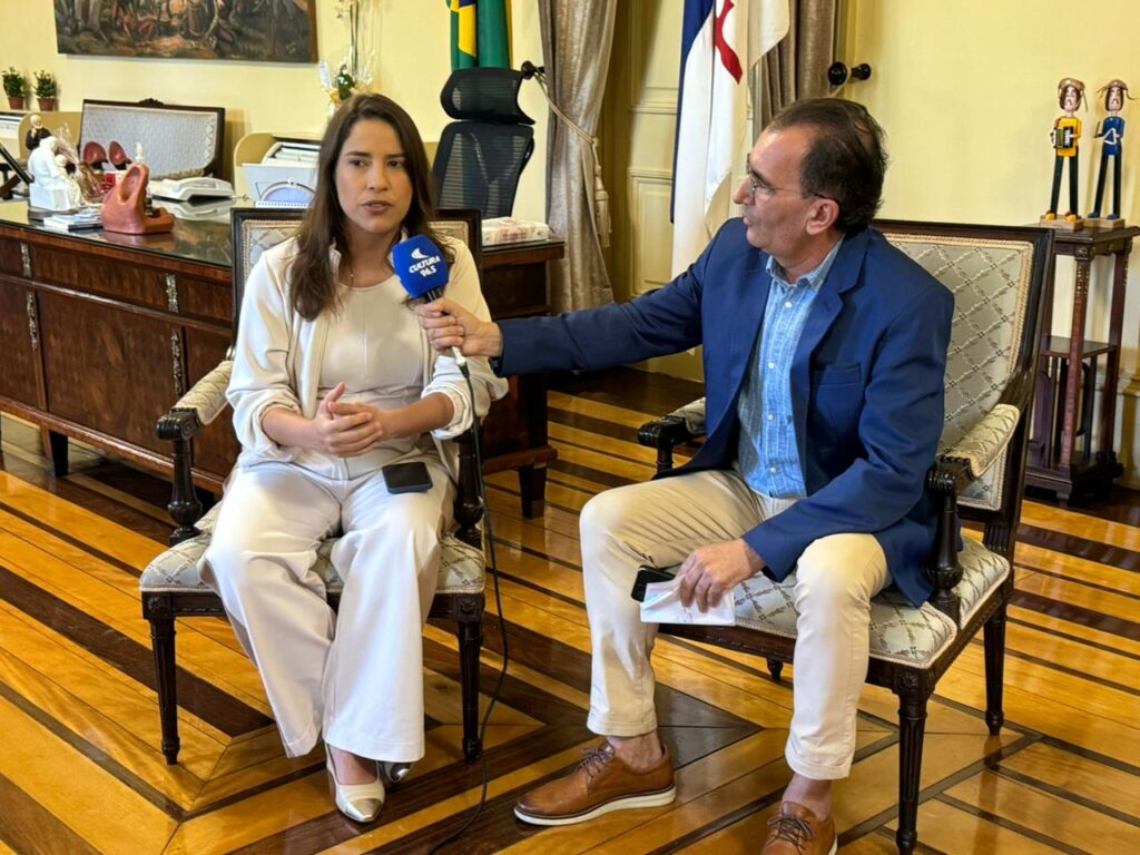 Quando questionada sobre Eleições, Raquel diz que é candidata a melhor Governadora de Pernambuco (Imagem: Programa Paredão Mesa Redonda)
