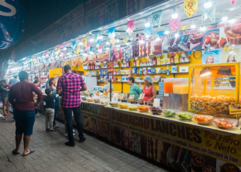 Secretaria da Fazenda realiza entrega de crachás para comerciantes do evento Pernambuco Meu País 2025 etapa Caruaru