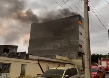 Incêndio atinge prédio no bairro Vila Kennedy em Caruaru
