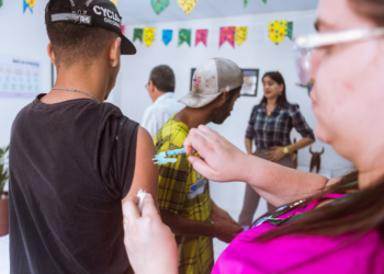 Catadores que atuam no São João de Caruaru participam de aulas de capacitação e vacinação