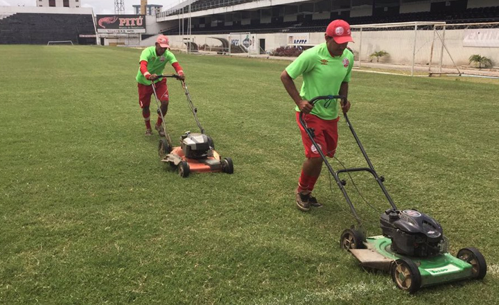 Funcionários do Náutico realizam ajustes no estádio Lacerdão