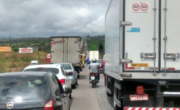 Manifestantes realizam interdições em rodovias de Pernambuco