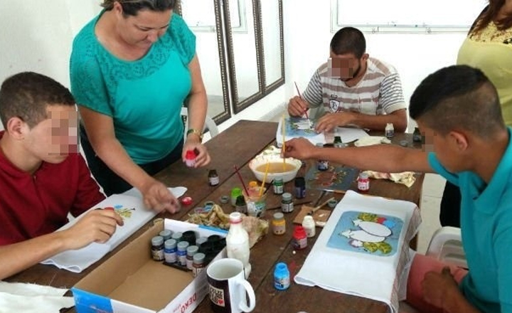 Socioeducandos de Caruaru participam de oficina de confecção de toalhas de prato