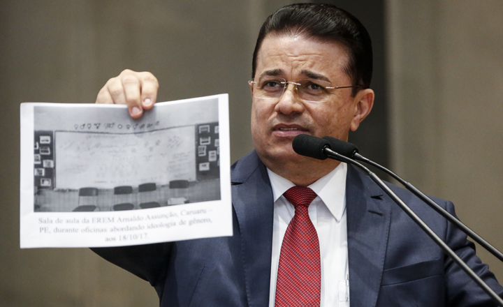 Deputado caracteriza atividades realizadas em escola de Caruaru como “pornográficas”