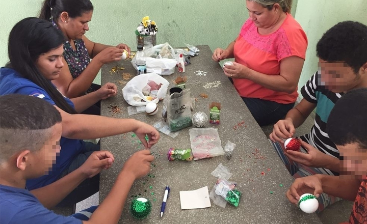 Artigos natalinos são confeccionados por socioeducandos do Case Caruaru