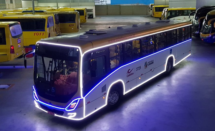 Ônibus natalino circula por bairros de Caruaru