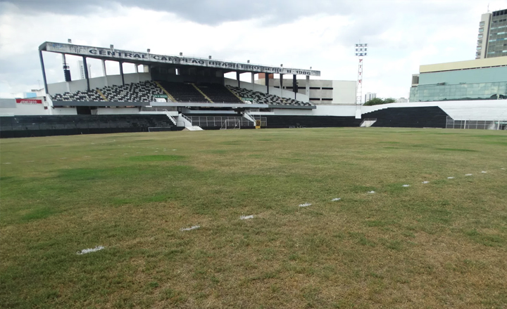 Gramado do estádio Lacerdão é preparado para Campeonato Pernambucano