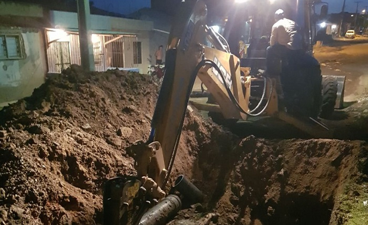 Tubulação rompe e alaga doze imóveis em Caruaru