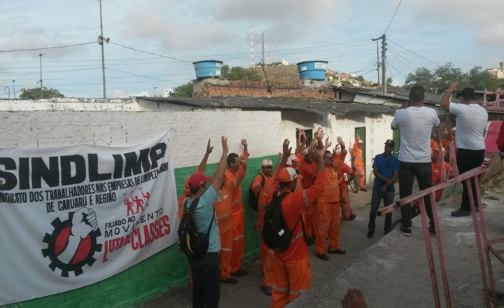 Trabalhadores da limpeza urbana interrompem serviços em Caruaru