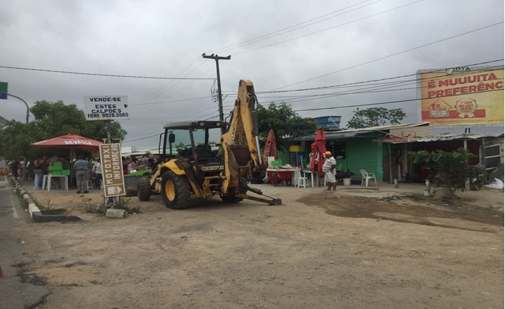 Barracas de lanche são removidas da frente da UPAE