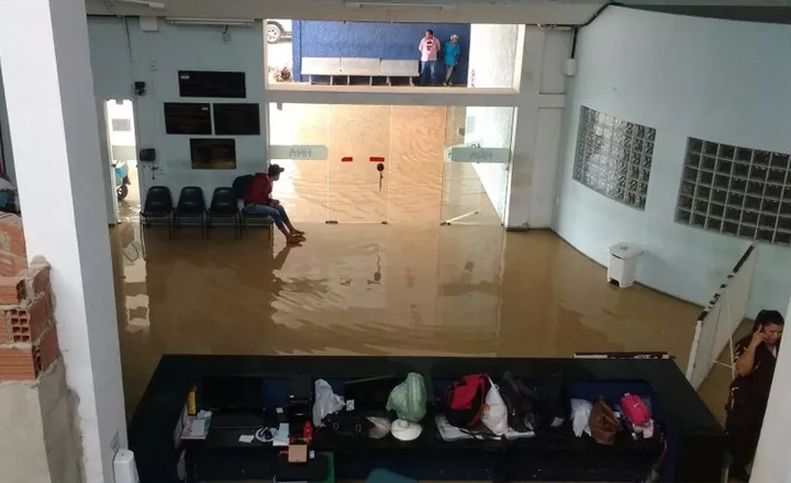 Chuvas geram alagamentos e desabamentos em Caruaru