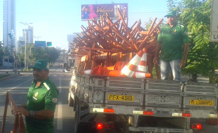 Reeducandos trabalham na sinalização de ciclofaixa em Caruaru