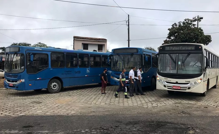 Ônibus que fazem transporte público em Caruaru são apreendidos