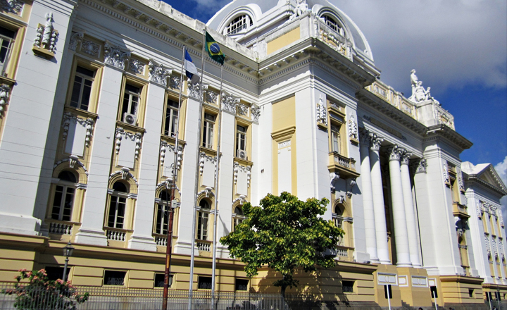 Servidores do Tribunal de Justiça de Pernambuco realizam assembleia para debater possibilidade de greve