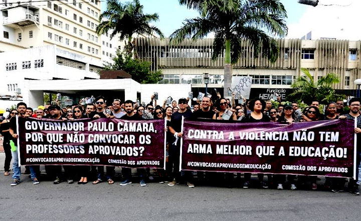 Professores aprovados em concurso estadual realizam manifestação em Caruaru