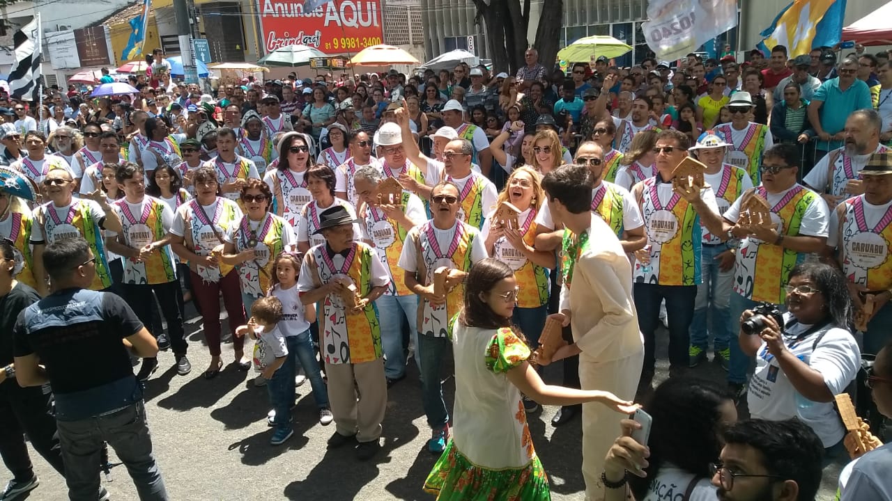 Homenagem aos artistas no Desfile Cívico em Caruaru emociona artistas e público