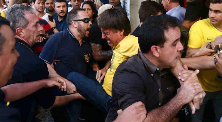 Jair Bolsonaro é atingido por faca durante compromisso de campanha