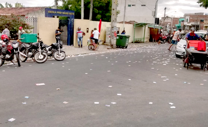 Santinhos são espalhados nas ruas de Caruaru