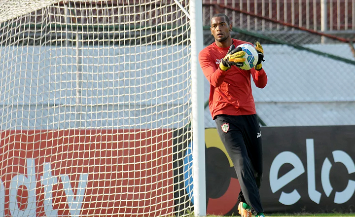 Tom Santos é novo goleiro do Central