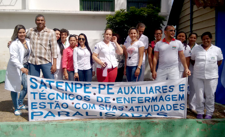 Profissionais de enfermagem realizam ato em Caruaru