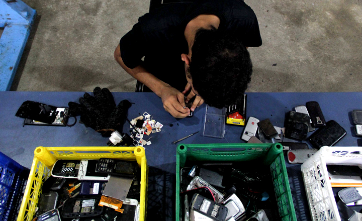 Celulares apreendidos em presídios de Pernambuco serão doados para estudantes