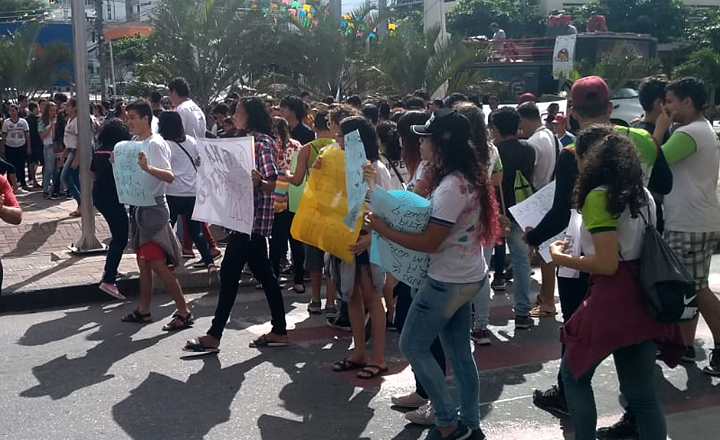 Estudantes e professores realizam nova manifestação em Caruaru