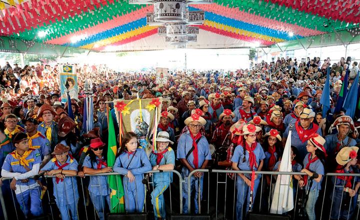 Desfile de São João em Caruaru reúne mais de mil bacamarteiros