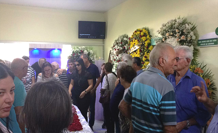 Enterro do radialista Agenor Farias é marcado por muita emoção