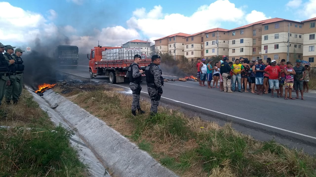 Moradores do Residencial Alto do Moura protestam contra a falta de água