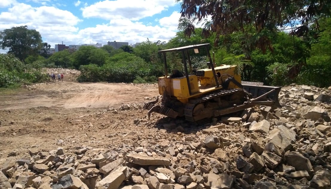 Empresa de construção faz intervenção indevida nas margens do Rio Ipojuca, em Caruaru