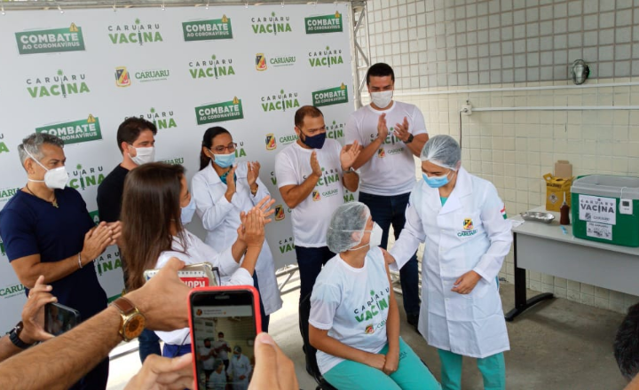 Técnica de enfermagem é a primeira pessoa vacinada contra Covid-19 em Caruaru