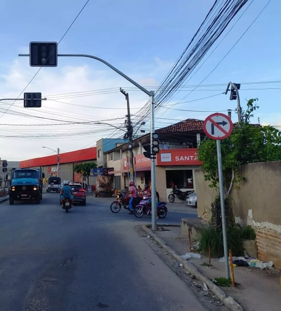 Serão autuados os motoristas que avançarem o sinal vermelho ou pararem na faixa de pedestre (Imagem: SECOM / Divulgação)