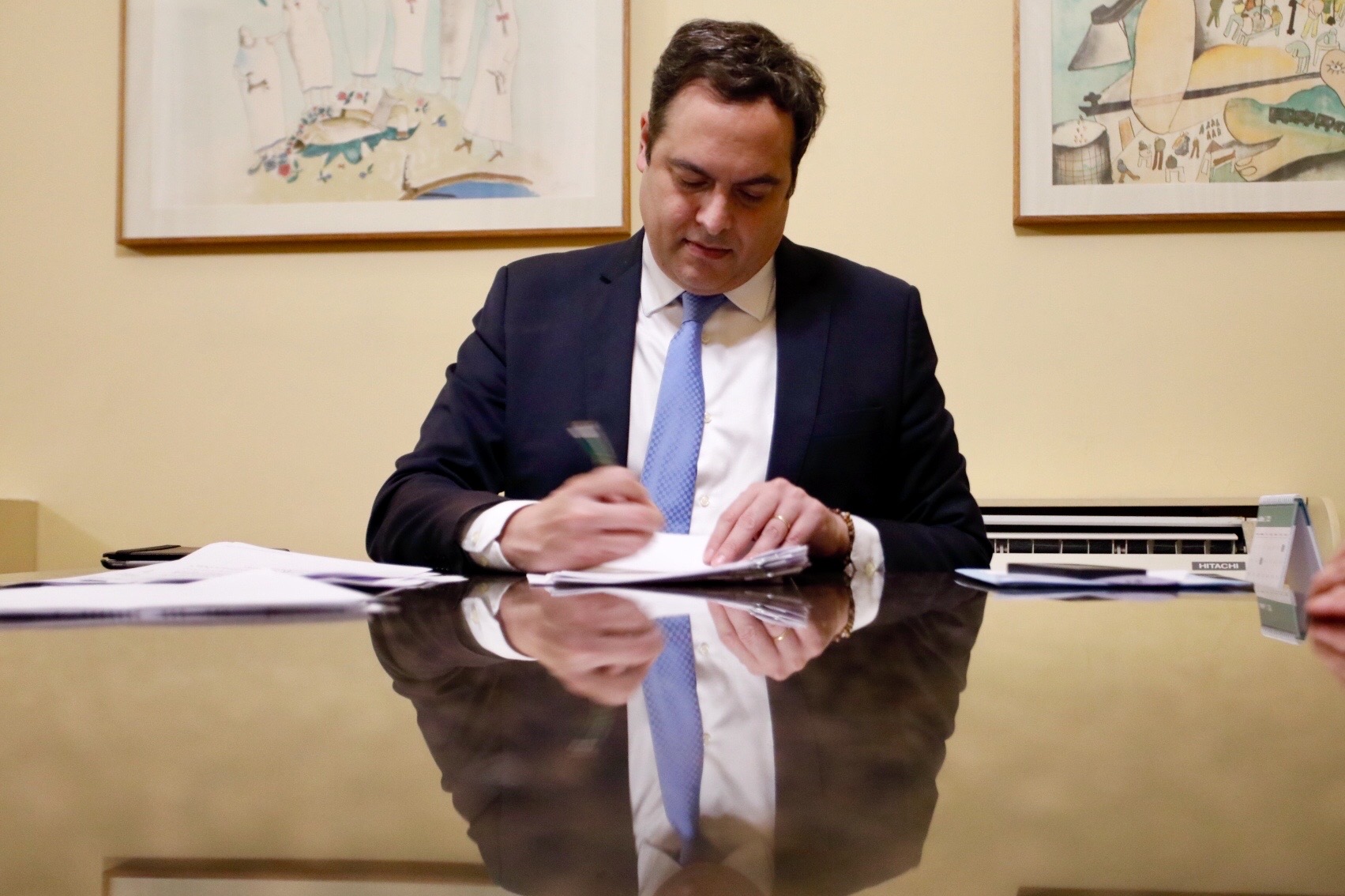 Paulo Câmara sanciona lei que estabelece teto de 18% do ICMS dos combustíveis