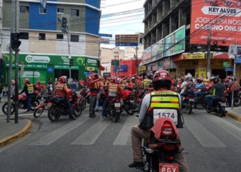 Profissionais realizam manifesto e fecham ruas no Centro da cidade.(Imagem: Dido Montenegro)