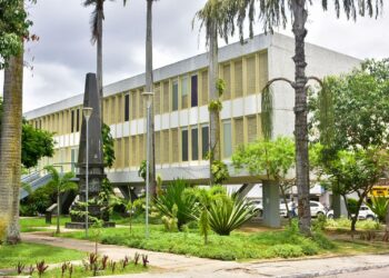 O Auditor Fiscal do Trabalho em Caruaru, Francisco Reginaldo, falou no programa Comando Geral da Notícia desta quinta-feira (28), sobre os dados do Cadastro Geral de Empregados e Desempregados (Caged) no município. De acordo com ele, em 2023 Caruaru contabilizou 3.300 novos postos de trabalho, o que corresponde a um aumento de 107% em comparação a 2022. Além disso, a perspectiva é que até o final do primeiro semestre de 2024, o município tenha gerado três mil vagas de emprego. Ainda segundo Reginaldo, no mês de janeiro foram contabilizados 101 postos de trabalho desativados em Caruaru, o que representa estabilidade. No total, o município registra 77 mil trabalhos de carteira assinada. A expectativa é que esses números continuem crescendo. Ainda segundo Reginaldo, no mês de janeiro foram contabilizados 101 postos de trabalho desativados em Caruaru, o que representa estabilidade. No total, o município registra 77 mil trabalhos de carteira assinada. A expectativa é que esses números continuem crescendo. (Foto: Divulgação)