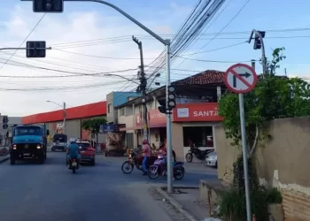 Serão autuados os motoristas que avançarem o sinal vermelho ou pararem na faixa de pedestre (Imagem: SECOM / Divulgação)