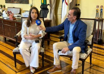 Quando questionada sobre Eleições, Raquel diz que é candidata a melhor Governadora de Pernambuco (Imagem: Programa Paredão Mesa Redonda)