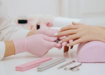 Curso é gratuito, direcionado a manicures profissionais (Imagem: Divulgação)