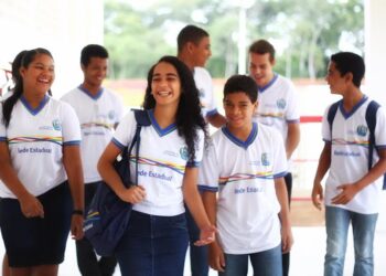 Pais ou responsáveis devem comparecer à escola com os documentos solicitados (Imagem: Divulgação)