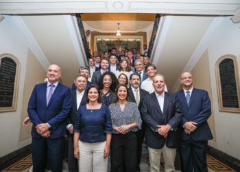 Assinatura do termo de posse foi feita ontem (19), no Palácio do Campo das Princesas (Imagem: Secom/Janaína Pepeu)
