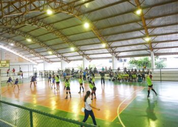 A fase se estende até o dia 7 de abril, com competições realizadas em escolas locais (Imagem: Divulgação)