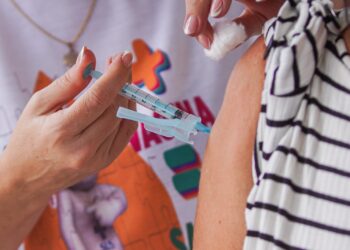 A ação acontece em dias específicos para grupos prioritários (Foto: Felipe Correia / Secom / PMC)