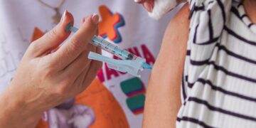 A ação acontece em dias específicos para grupos prioritários (Foto: Felipe Correia / Secom / PMC)