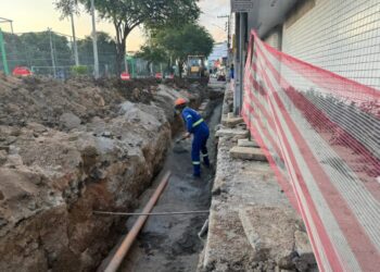 Compesa substitui rede coletora de esgotos de avenida, em Caruaru